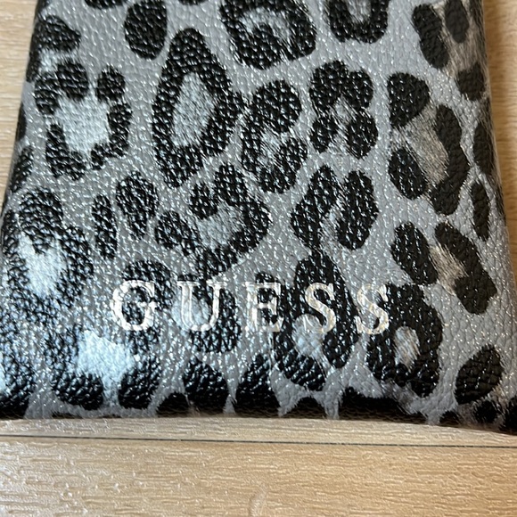 Guess Case - Picture 2 of 4